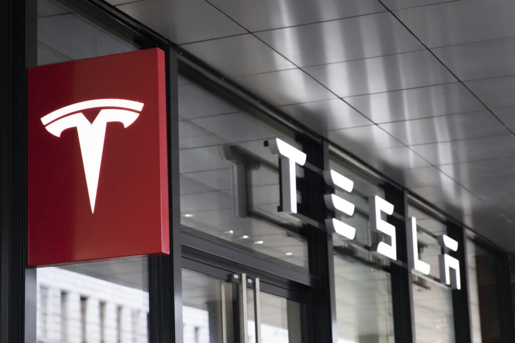Tesla reduce pentru a doua oară prețurile pentru Model S și X pe piața din SUA