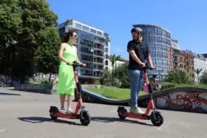 Ce reguli de circulație trebuie să respecți când conduci trotineta electrică?