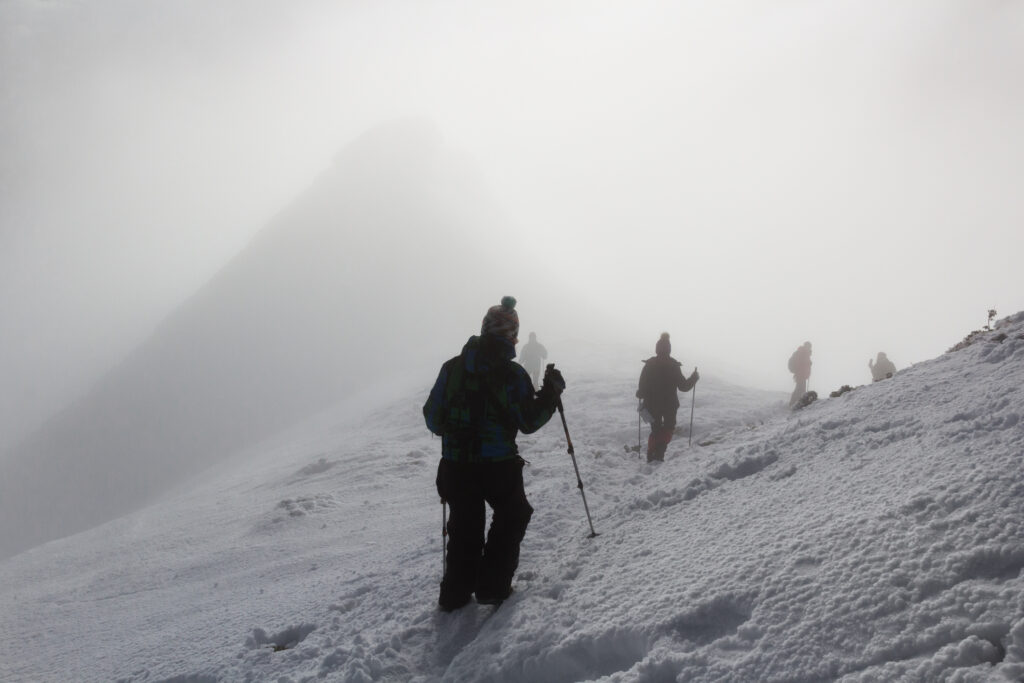 Pericol pe munte! Patru turişti inconştienţi, la un pas de moarte după o noapte petrecută în viscol (FOTO)
