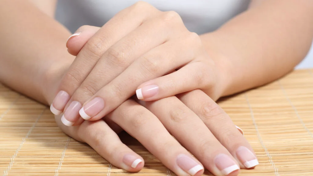 Ai observat aceste modificări pe unghiile de la mâini? Iată ce boli grave pot ascunde