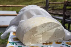 Unde trebuie depozitată brânza? Toată lumea a greșit până acum