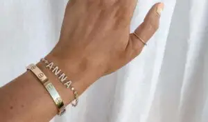 Brăţările personalizate – cui să le oferi şi ce mesaje să gravezi pe ele
