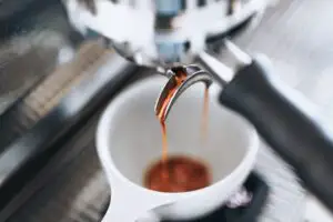 Merită să cumperi un espressor manual pentru a face cafea acasă?