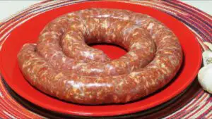 Cum se prăjesc, de fapt, cârnații proaspeți de porc! Greșeala pe care o faci fără să îți dai seama