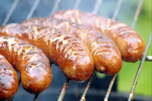 NU mai consumați cârnați sub nicio formă! Foarte puțini oameni știu acest lucru despre ei