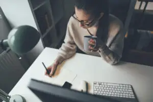 Programul de lucru inegal, tot mai frecvent întâlnit în pandemie. Cum se calculează salariul în acest caz
