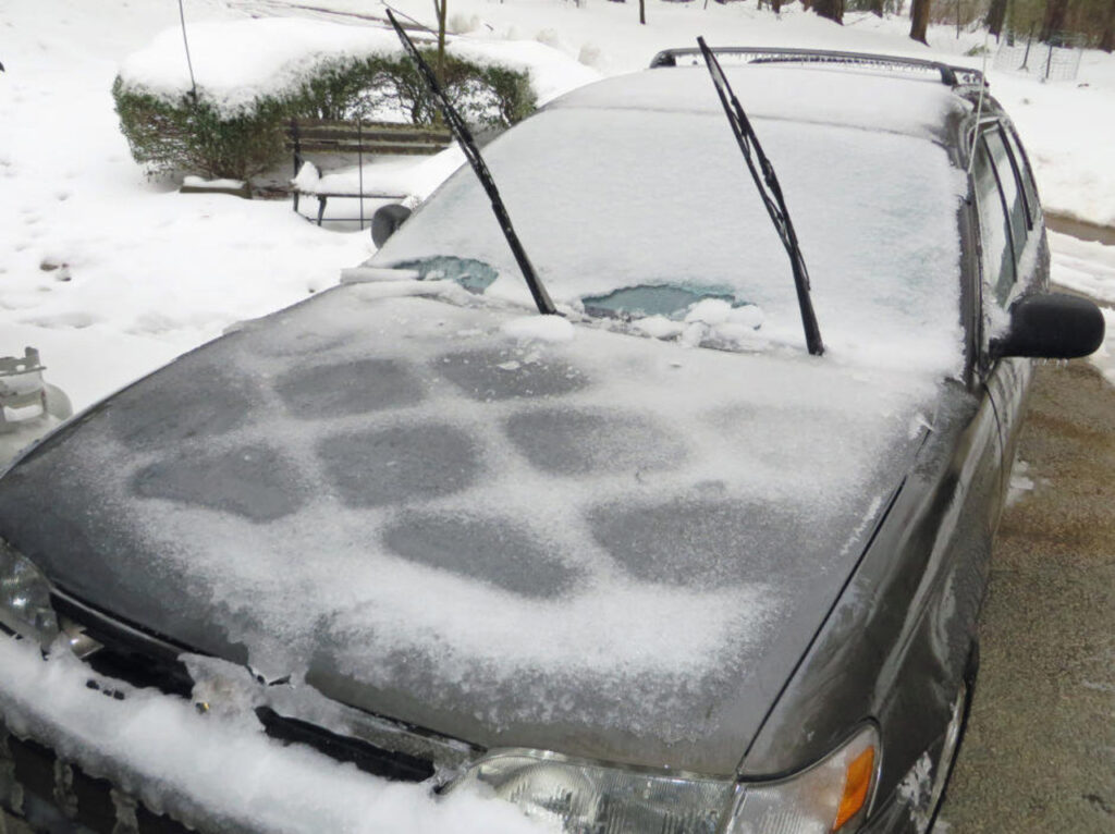 Frigul distruge mașinile românilor! Cum cureți mașina de gheață cel mai ușor
