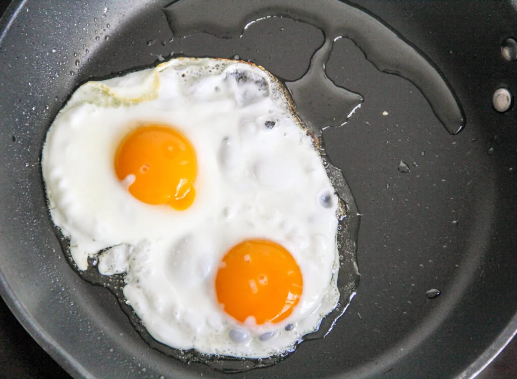 Nu mai face această greșeală când prăjești ouă! Cum se fac corect