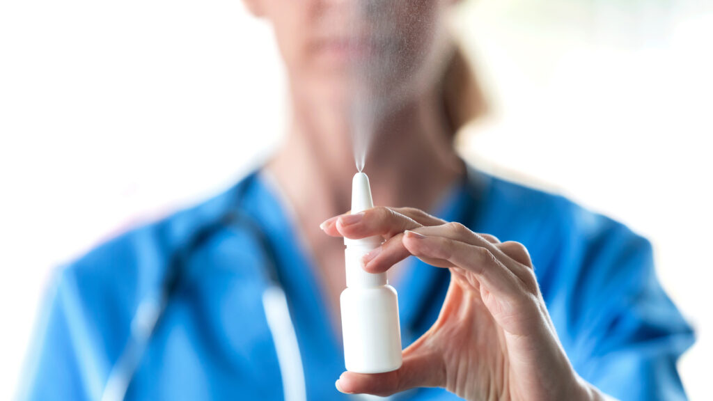 Vaccinul de tip spray nazal inhalabil, mai eficient decât cel intramuscular? Ce au descoperit experții