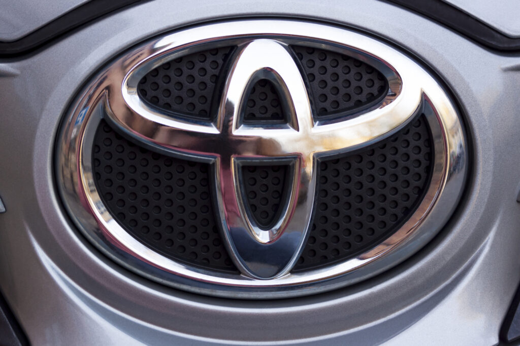 Toyota ar putea reduce la jumătate greutatea, dimensiunea şi costul bateriilor pentru maşini electrice