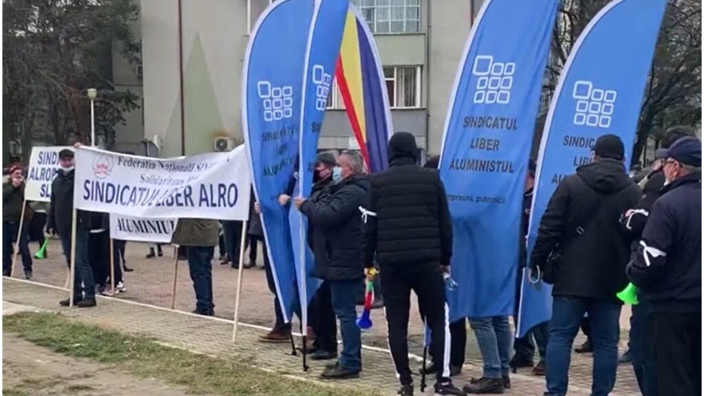Sute de muncitori de la Alro Slatina au ieșit în stradă. Oamenii, nemulțumiți de măsurile luate de conducere