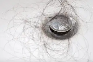 Ingredientul „minune” care oprește căderea părului! Este tot mai apreciat de români