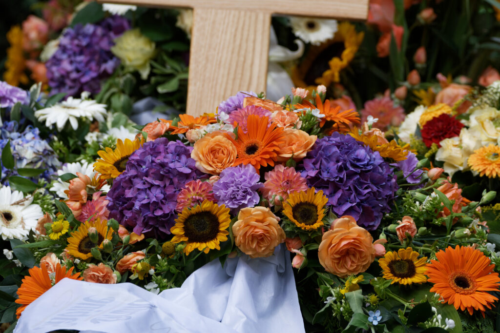 Trebuie să renunțați la aceste coroane de flori! Anunțul venit de la un preot din România: NU ajută cu nimic