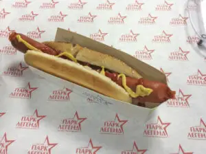 Pericolul din hot-dog! Ce s-a descoperit în ei? Specialiștii avertizează