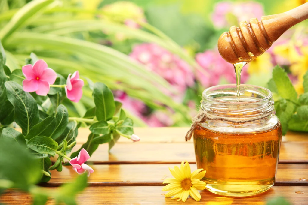 Lucruri mai puțin știute despre miere. De ce nu se strică niciodată și care este cea mai veche miere descoperită