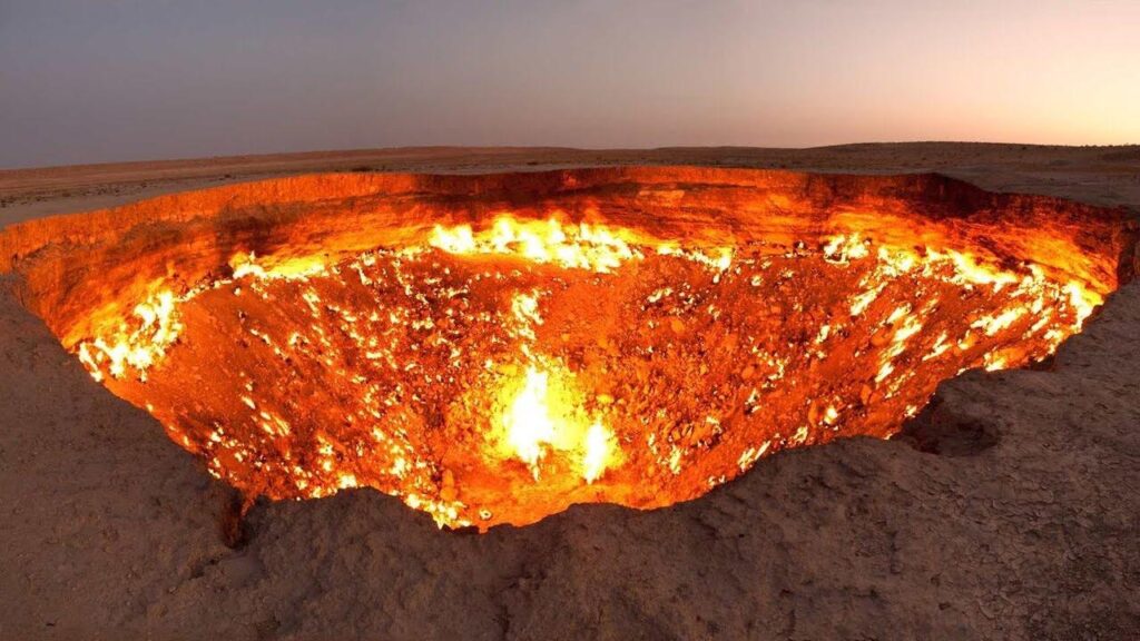 Se închid ”Porțile iadului” din Turkmenistan. Craterul uriaș care arde de 50 de ani va fi lichidat VIDEO