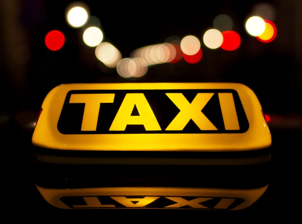 COTAR: Aplicaţiile de taxi şi ride-sharing neautorizate ascund escrocherii pe care nu le verifică nicio instituţie