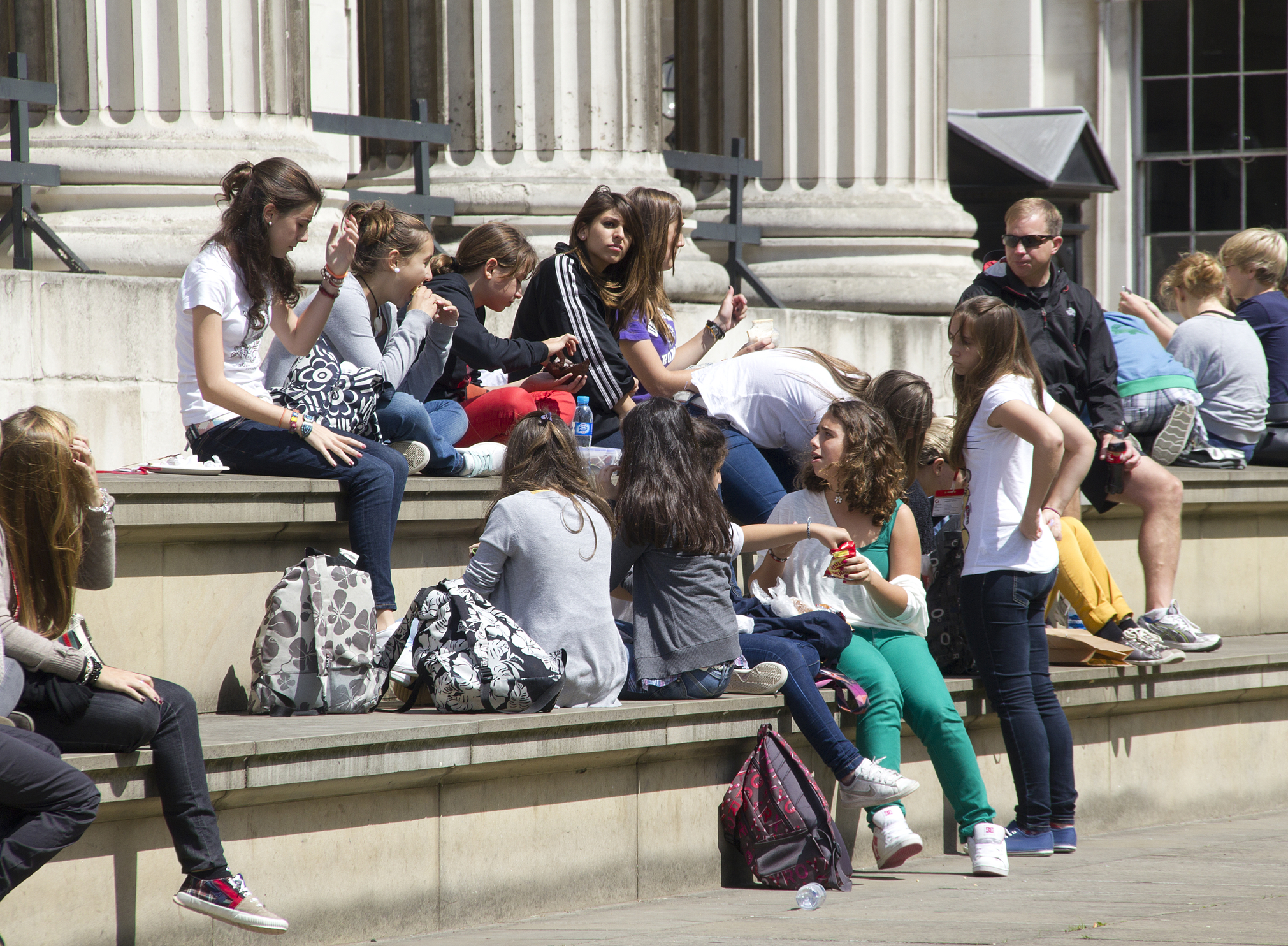 British teenagers were. Люди в музее Сток фото. Подростки в музее машут. Group of teenagers in the Museum. British teenage.