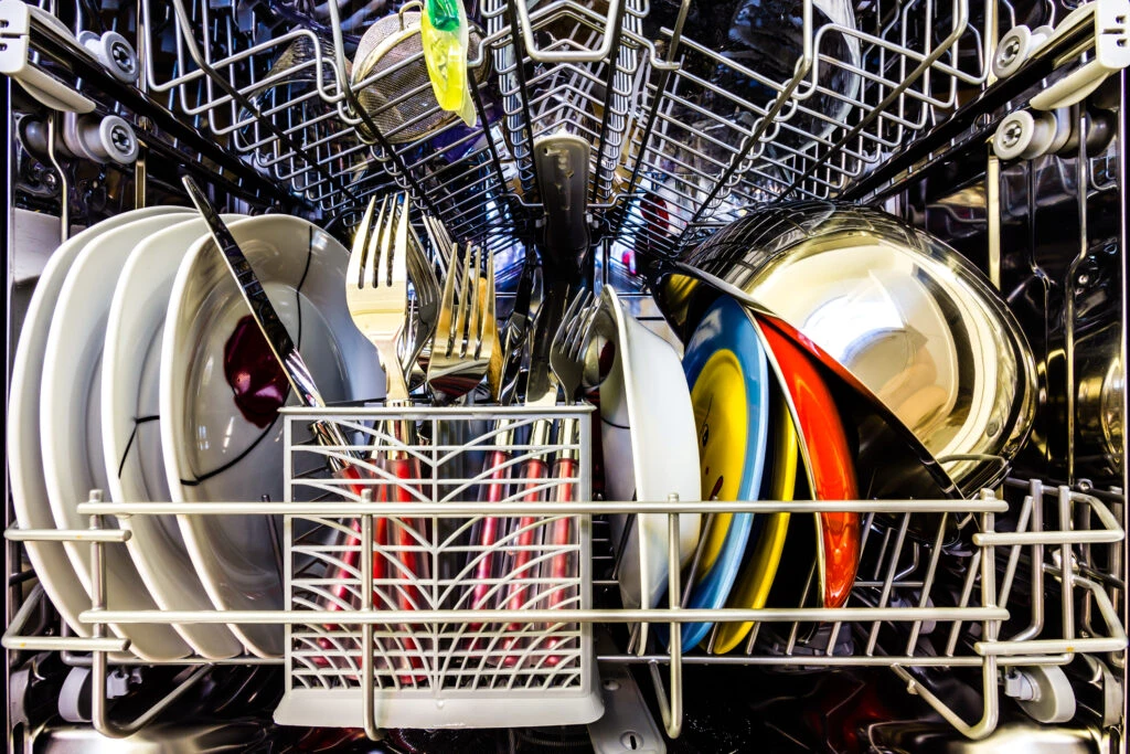 Ce se întâmplă dacă pui folie de aluminiu în mașina de spălat vase? Secretul care îți poate schimba viața