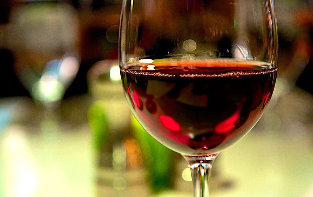 Beneficiile nebănuite ale vinului roșu. Ce se întâmplă în corpul nostru dacă bem vin după exercițiile fizice