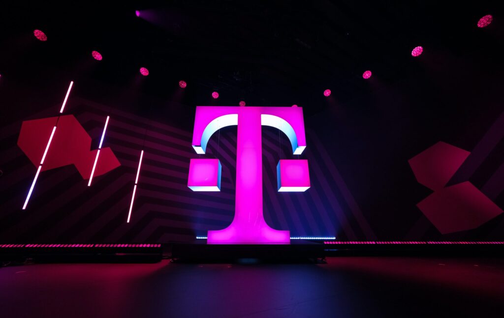 Schimbare uriașă pentru Telekom! Compania va avea un nou logo