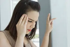 Se învârte totul în jur când vă ridicați brusc? Un studiu recent arată cum putem preveni aceste amețeli