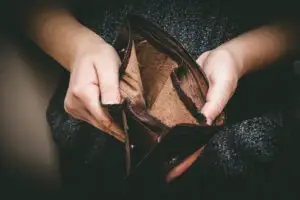 Sărăcia bate la ușă și golește buzunarele. La ce renunță oamenii ca să se descurce de la o lună la alta