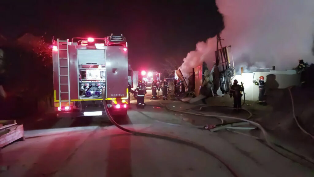 Un incendiu puternic a izbucnit în Capitală! 15 autospeciale intervin pentru stingerea focului