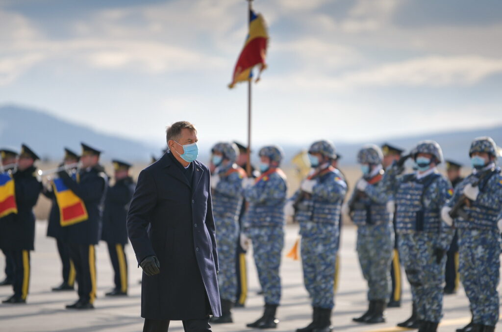 Klaus Iohannis, mesaj pentru militari: Aveţi o contribuție substanțială la imaginea internațională pozitivă a României