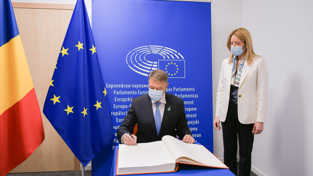 I-a scos la pensie masiv! Klaus Iohannis a semnat decretele chiar astăzi. Au ieșit urgent din sistem