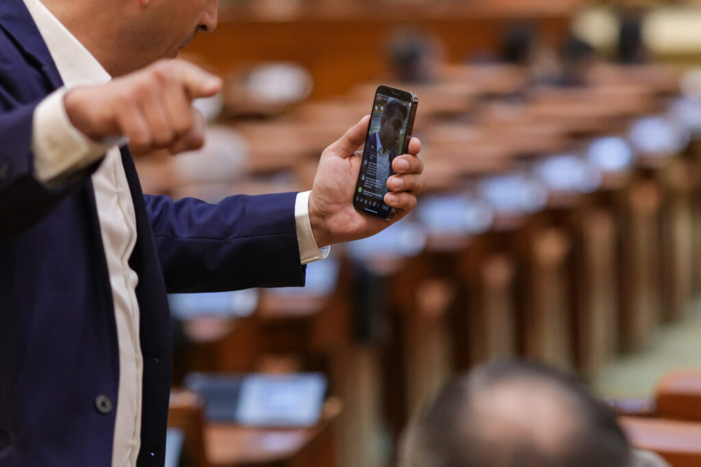Scene incredibile în Parlamentul României! Parlamentarii fac live pe Facebook chiar din toaletă