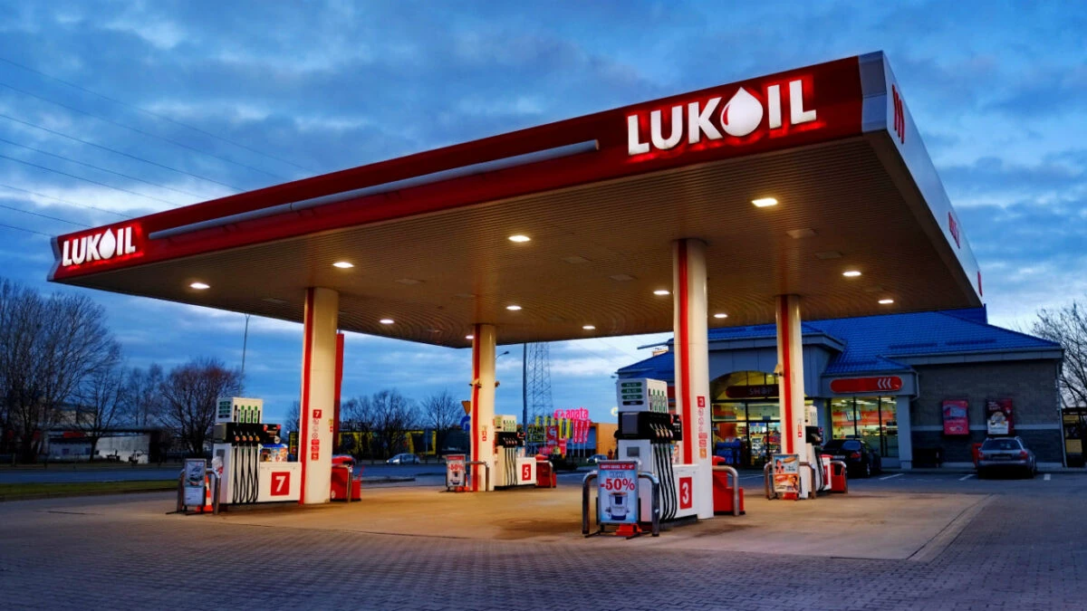Lukoil a decis, pe fondul sancțiunilor Uniunii Europene, să reorienteze exporturile de petrol către o altă conductă