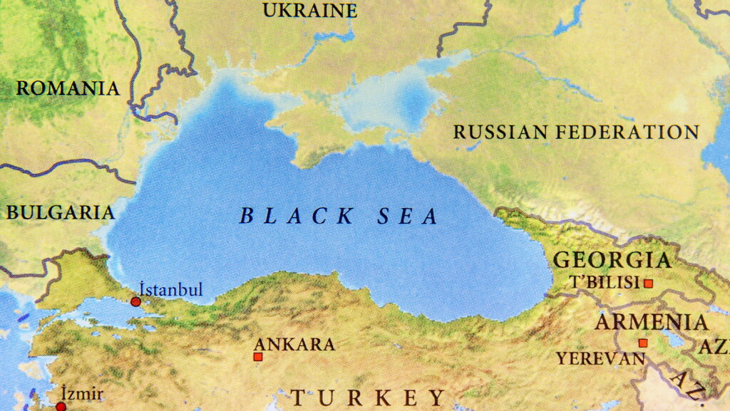Situație fără precedent în Marea Neagră! Două nave neindentificate s-au apropiat la 50 de kilometri de România