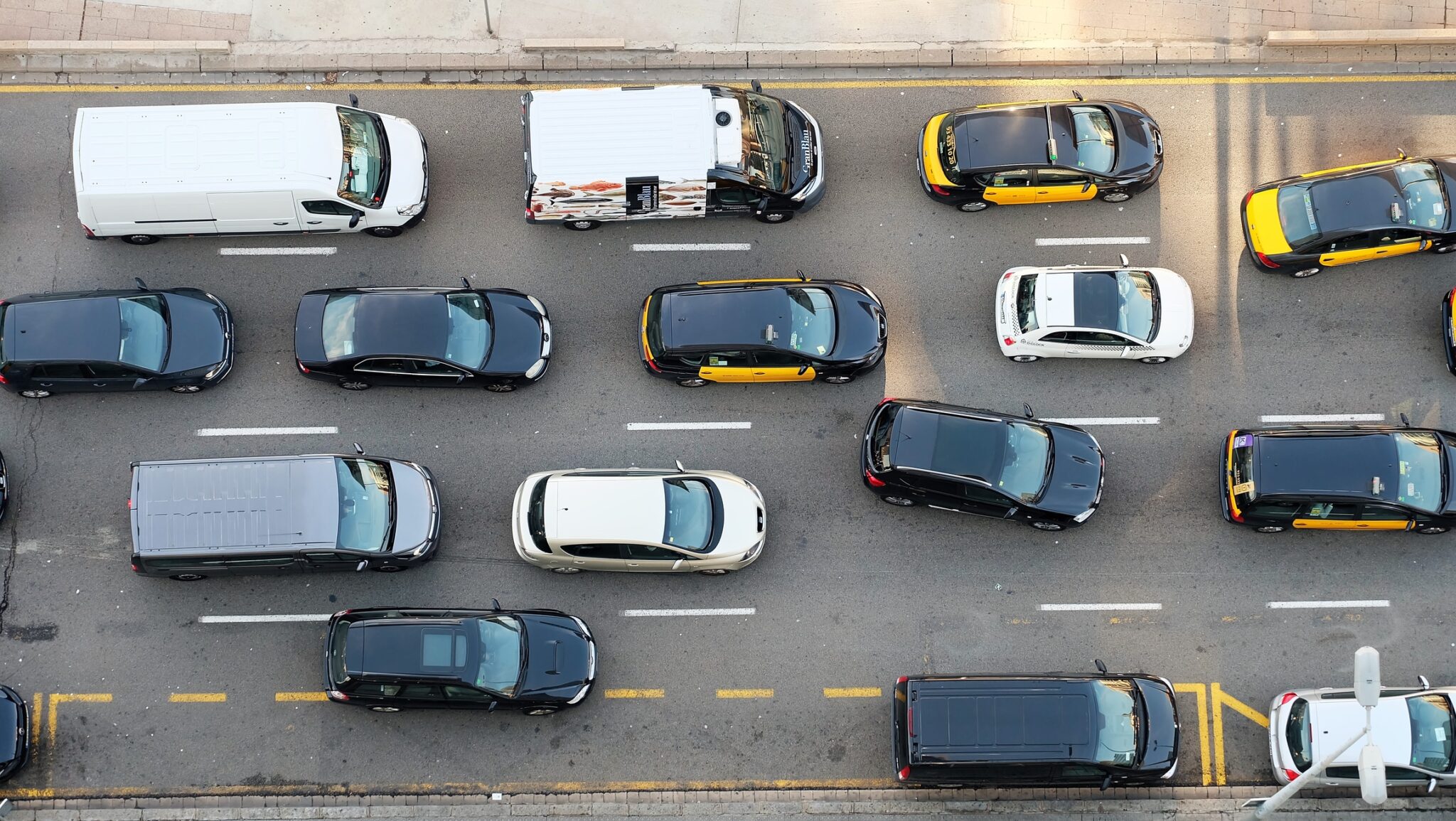 Токио с высоты птичего полёта. Небо над облаками. Пешеход с телефоном. Снимок неба над облаками. Море с высоты птичьего полета.