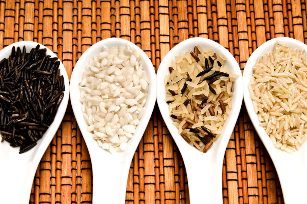 Diferența majoră dintre orezul brun și orezul alb. Care este cel mai bun de fapt
