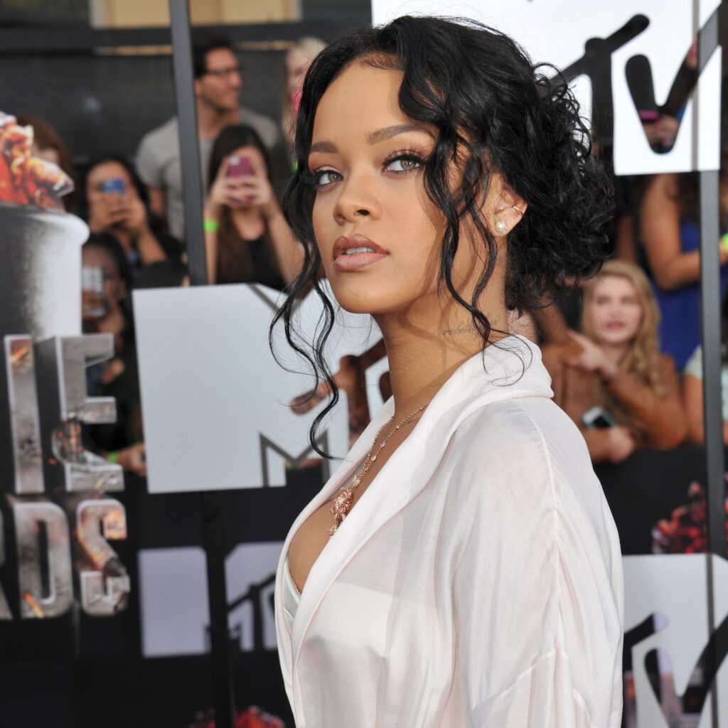 Rihanna a dezvăluit că este însărcinată! Modul fabulos în care a făcut anunţul (FOTO)