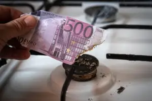 De ce s-au scumpit enorm gazele naturale în România? Greșelile Guvernului au panicat românii