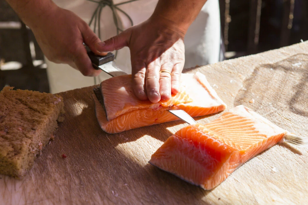 Cum scapi de fapt de mirosul de pește? Un aliment găsit în orice frigider este soluția