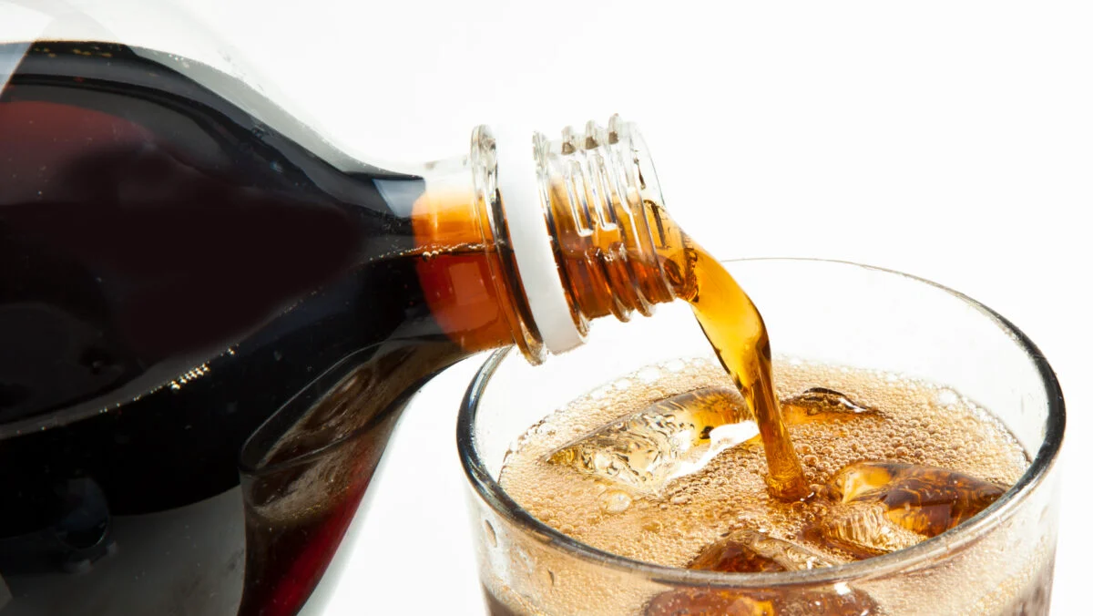 Legătura dintre consumul de sucuri carbogazoase și alcool. Care este cel mai mare risc
