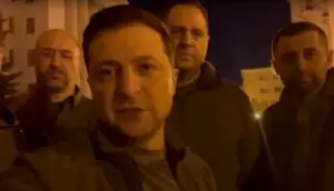 Volodimir Zelenski îi râde în nas lui Vladimir Putin! Fostul actor, un lider desăvârșit! Nu a fugit din Kiev