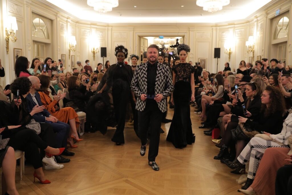 Designerii români au făcut spectacol la Paris! Loredana Groza a susținut un recital care a ridicat sala în picioare (FOTO)
