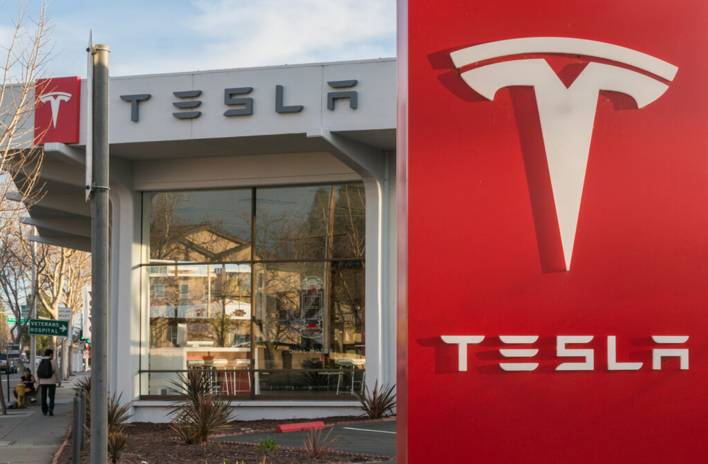 Elon Musk s-a răzgândit. Tesla va face publicitate mașinilor sale