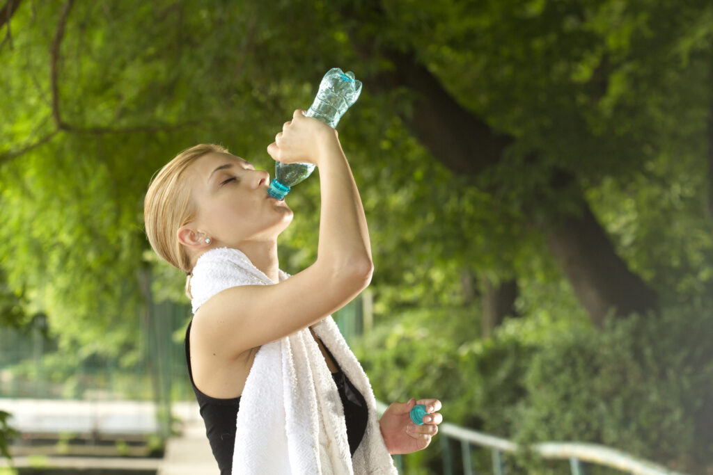 Ce se întâmplă în organismul nostru dacă bem câte 8 pahare de apă pe zi