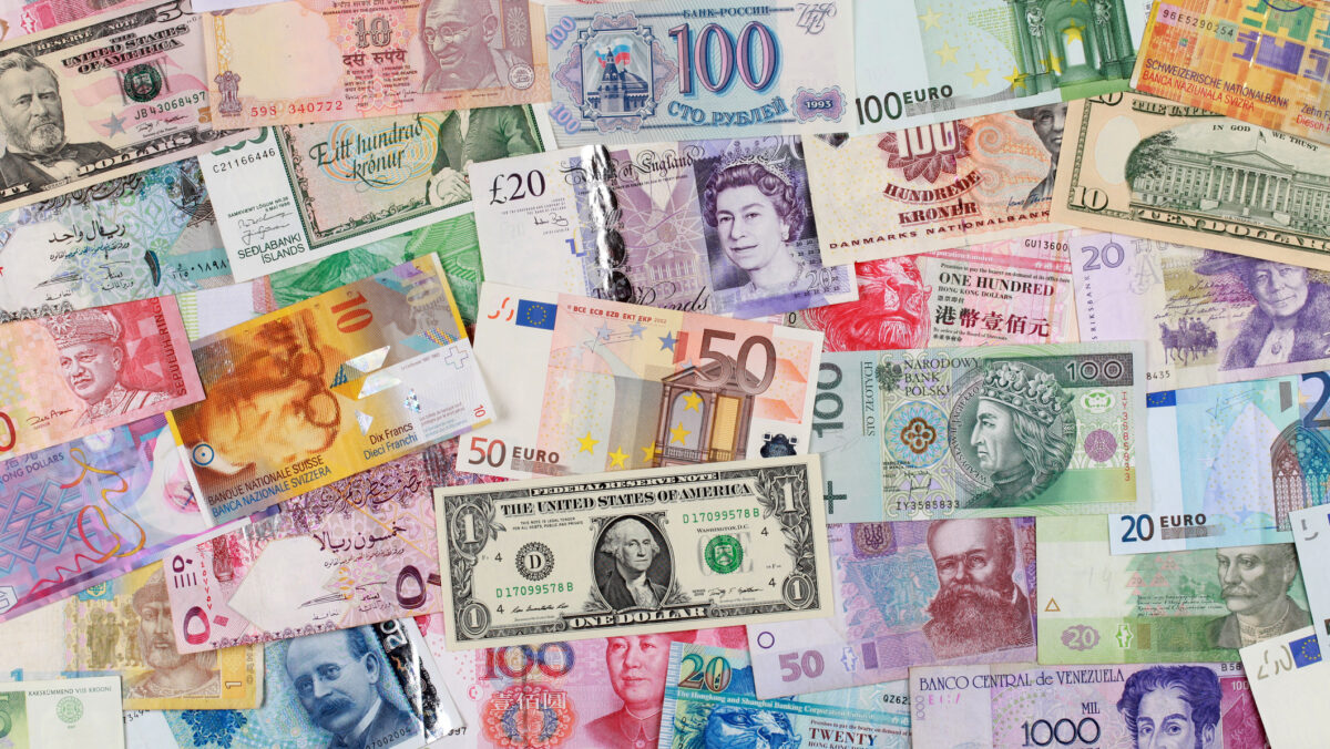 Curs valutar luni, 13 martie 2023. Euro crește, în timp ce dolarul și lira sterlină scad