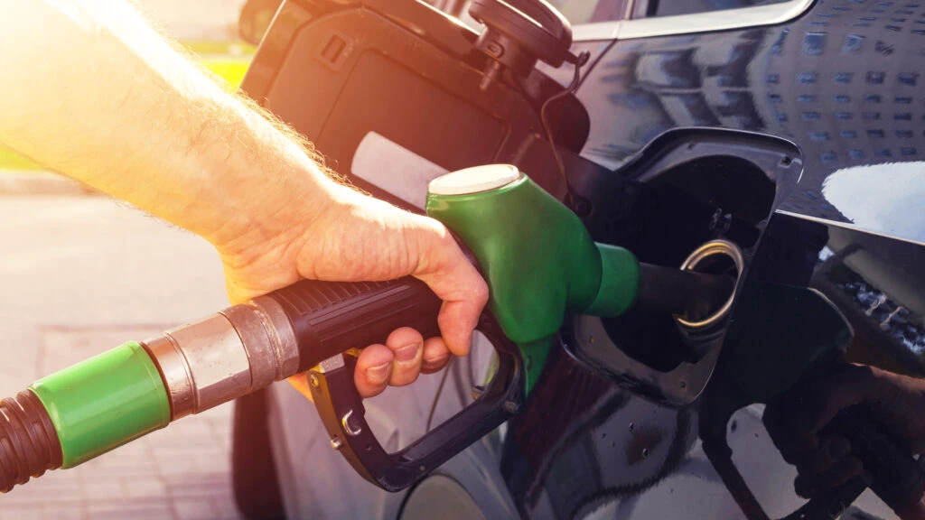 Prețul carburanților continuă să crească. Cât costă litrul de benzină și litrul de motorină în România, astăzi, 21 iunie 2023
