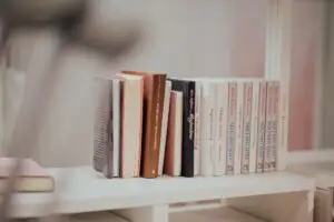 10 sfaturi despre cum să organizezi o bibliotecă acasă