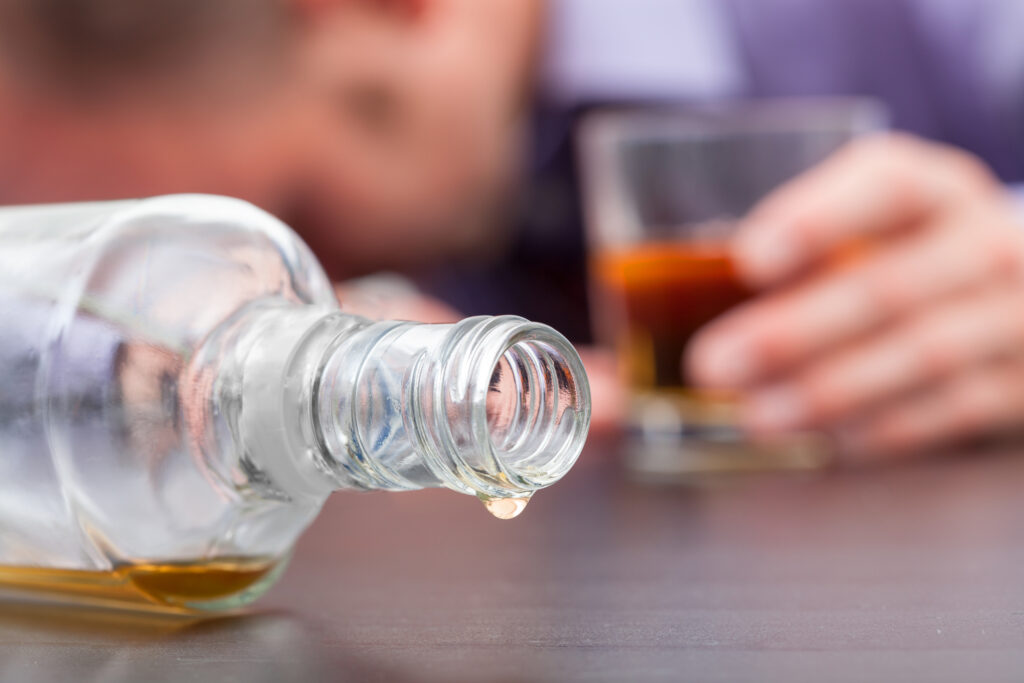 Raport OMS: Consecințele economice ale COVID ar putea agrava problema consumului de alcool în Europa