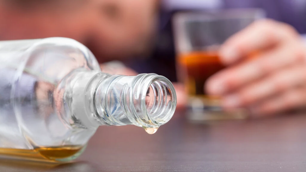 Ce se întâmplă dacă bem alcool în fiecare zi? Legătura dintre alcool și problemele creierului