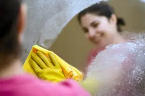 Cel mai simplu truc pentru a curăța baia. Soluția o puteți face acasă dacă aveți câteva portocale