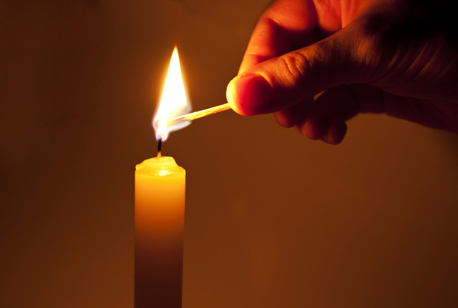 Можно зажигать свечку на. Алтарные церковные свечи. Иерусалим свечи из храма. Иерусалим зажжение свечи. Зажигалка церковная свеча.